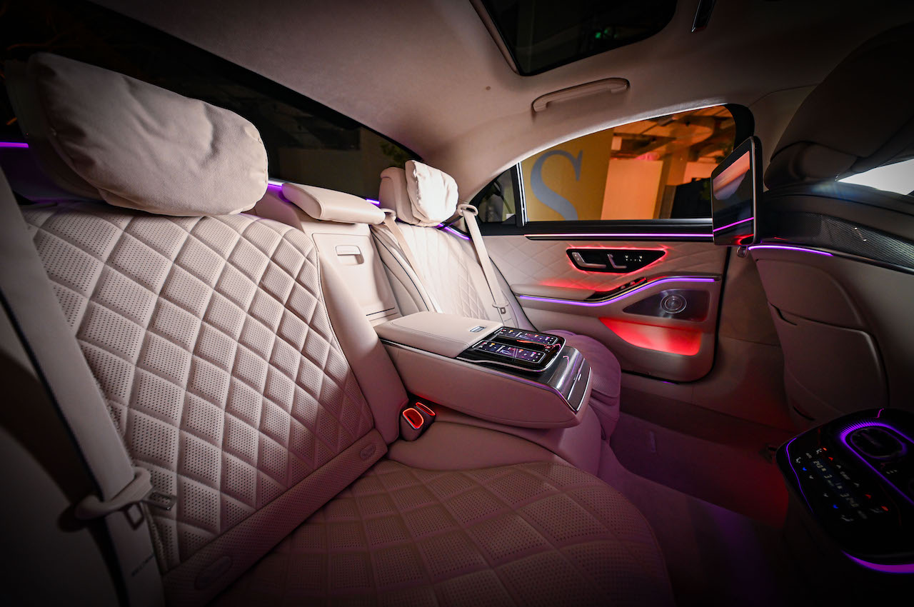 圖7_ S 450 L Exclusive 與 S 580 L Exclusive標配「後座舒適套件」與「後座豪華舒適套件」，全面提升後座乘客安全性、舒適性與便利性。